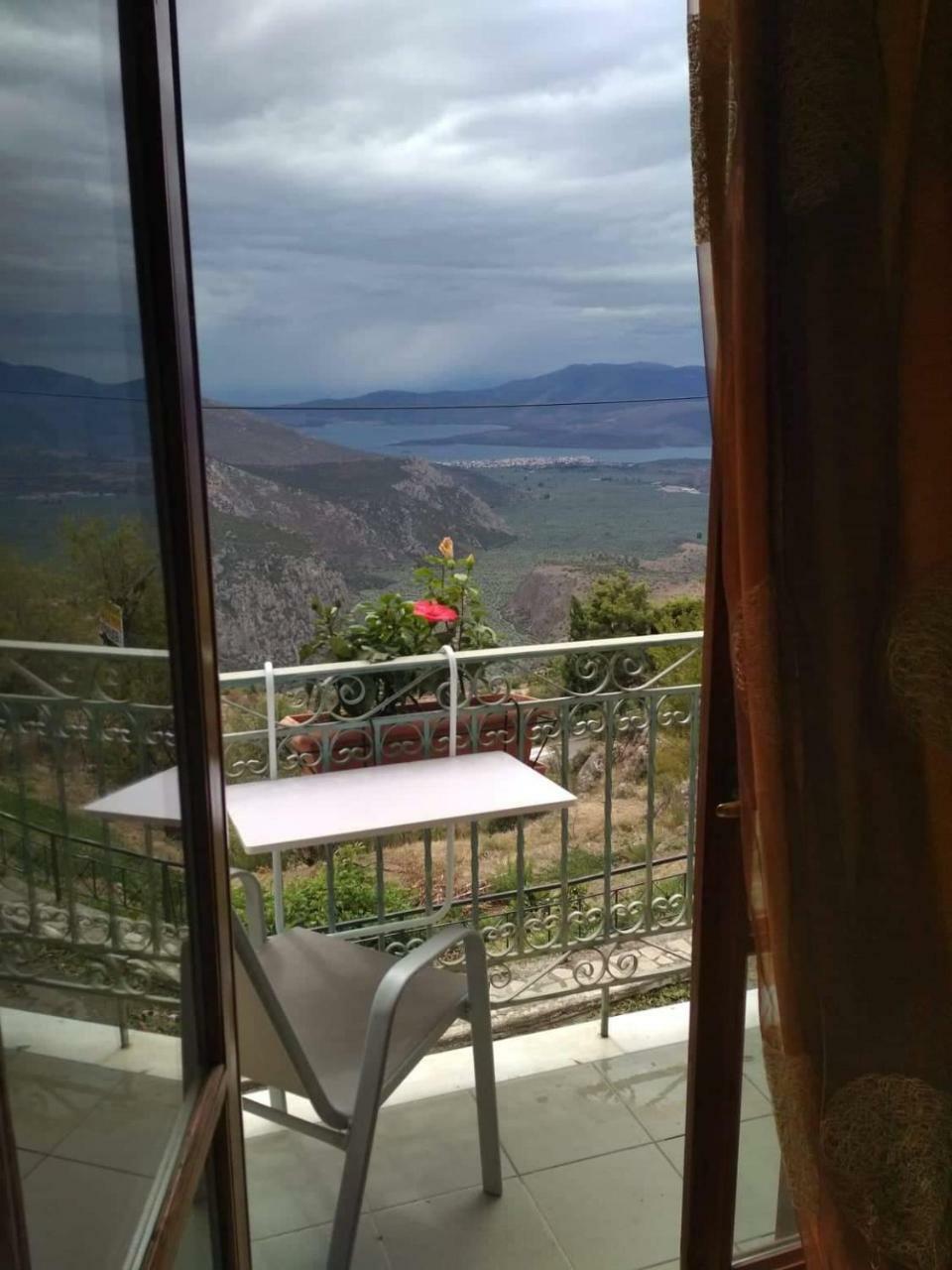 Sun View Guesthouse Delphi ภายนอก รูปภาพ